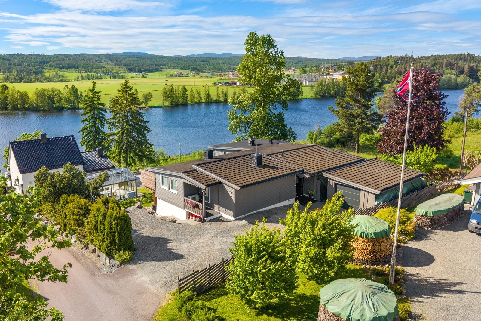 Fra eiendommen er det vidstrakt utsikt over nærområdet og vannet. Galleribilde