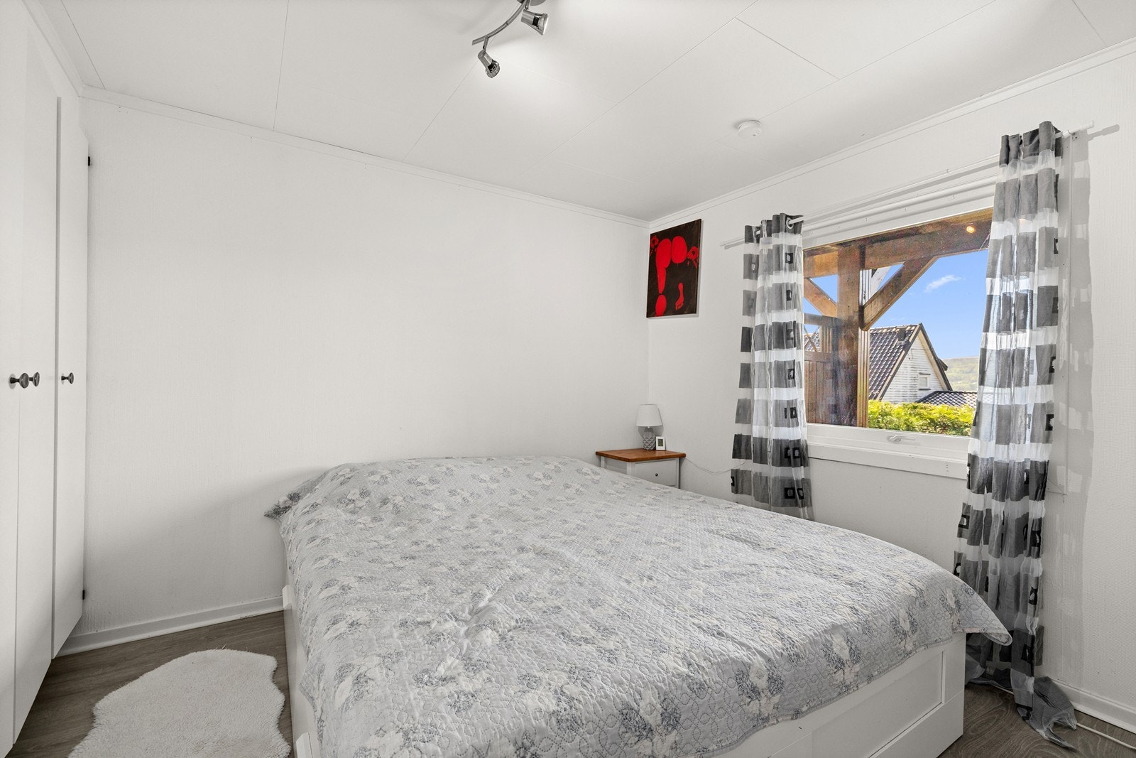 Soverom i utleiedelen med plass til seng og garderobe. Galleribilde