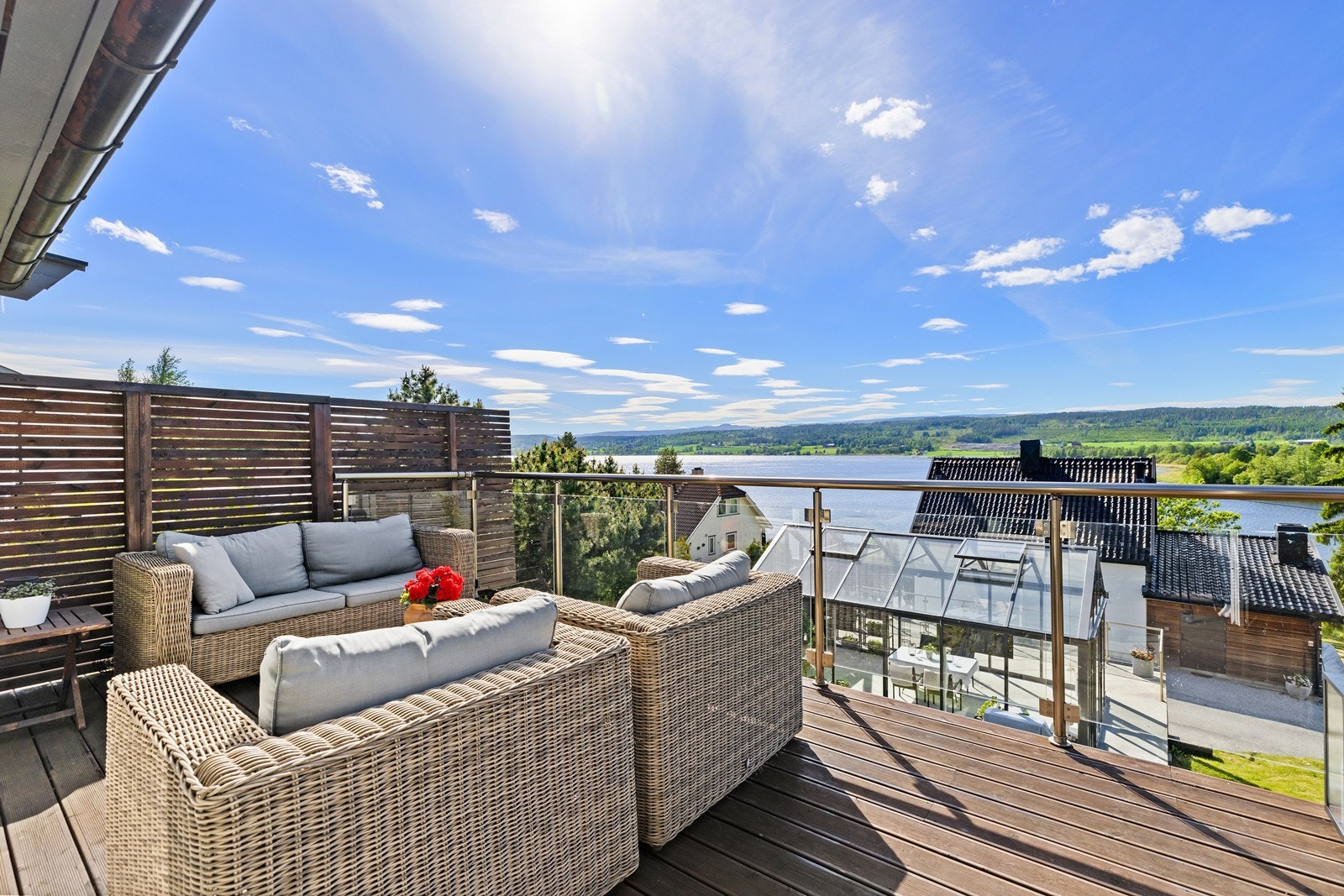 Eiendommen har et samlet terrasse- og balkongareal på ca. 87 m², fordelt på flere private soner. Galleribilde