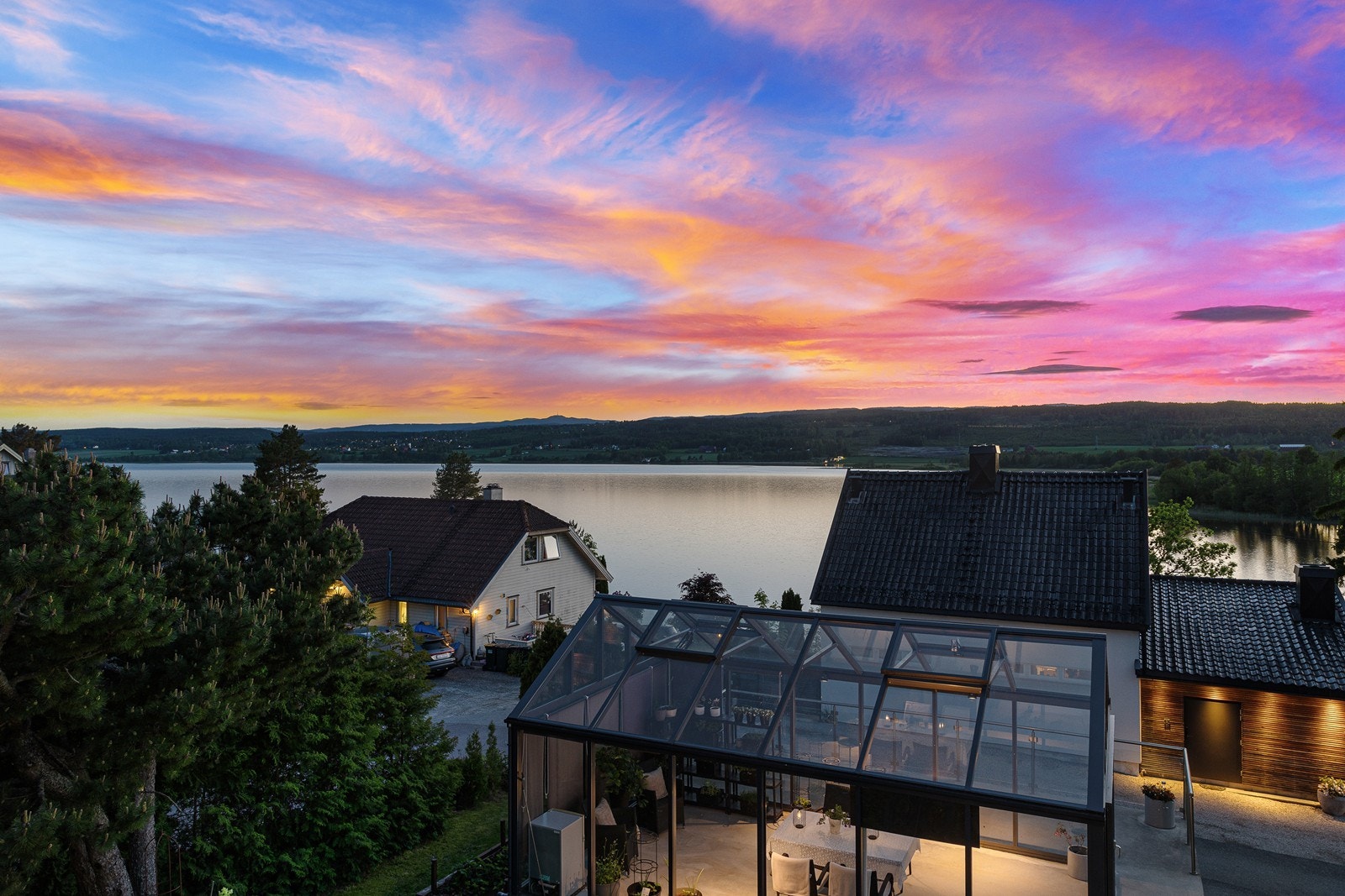 Kveldssol over vannet. Galleribilde