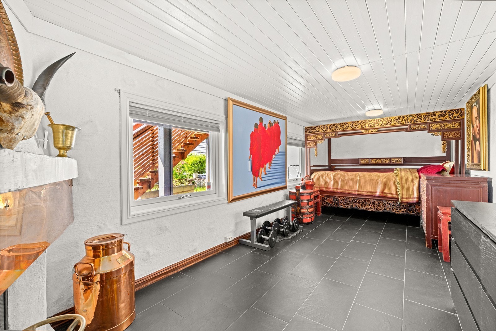 Innredet rom i underetasjen med åpen peis. Rommet har en takhøyde på ca. 1,95 meter. Galleribilde