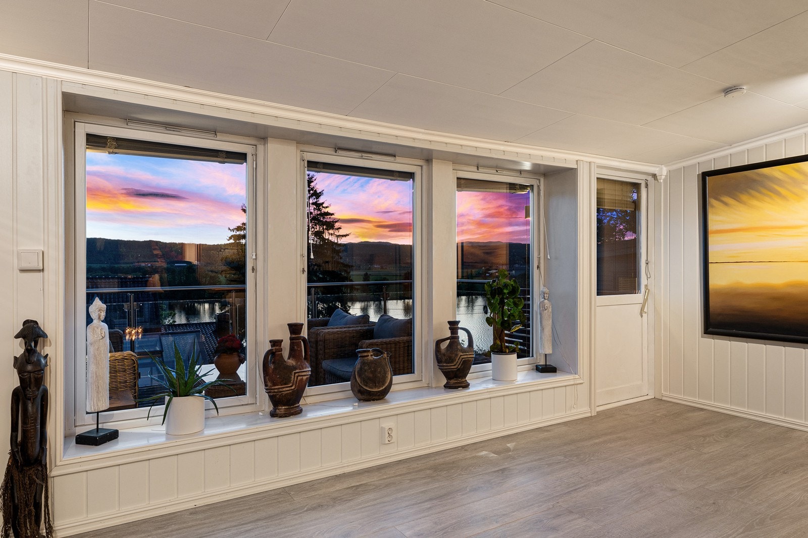 Fra stuevinduene er det utsikt mot terrassen og vannet. Galleribilde