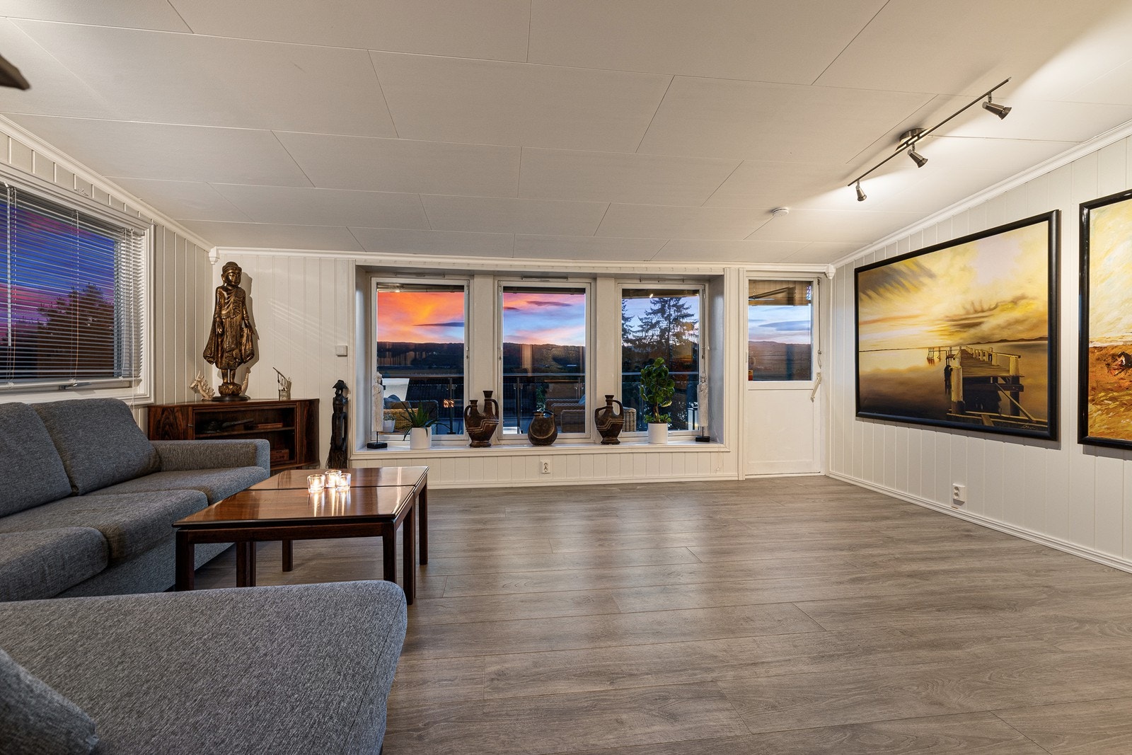 Gulvet i stuen har laminat, og veggene har panel. Galleribilde