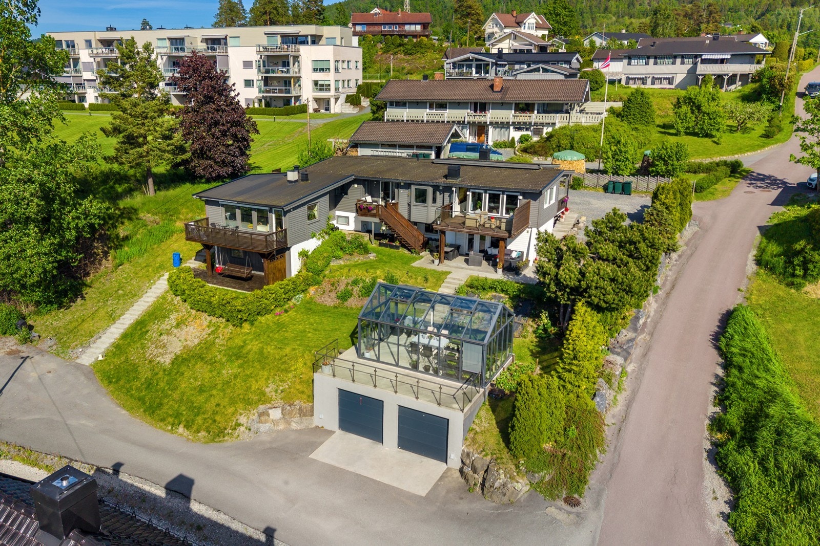 Eiendommen har en flott beliggenhet med god avstand til naboer. Galleribilde