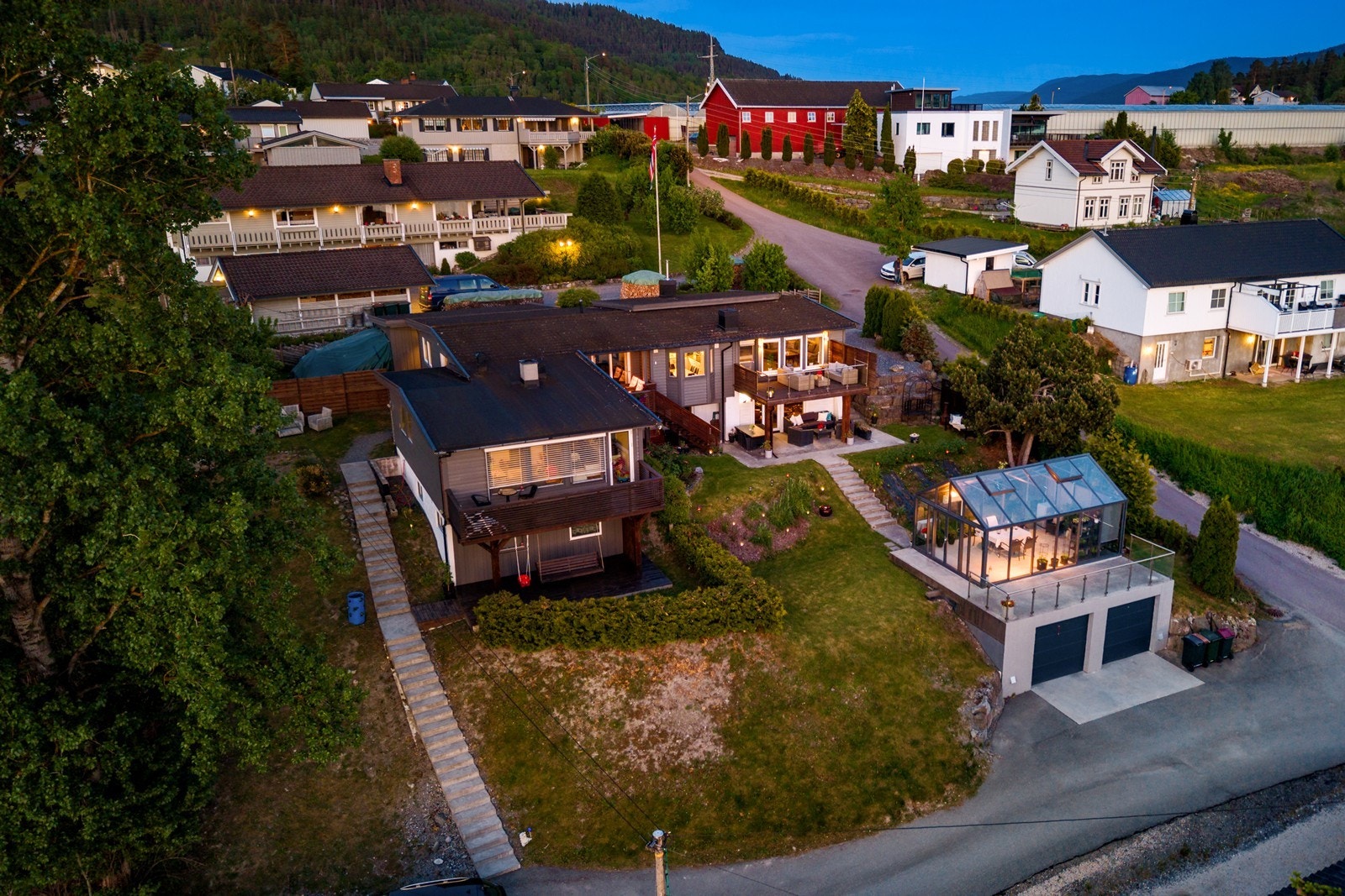 Boligen ligger i et etablert boligområde som hovedsakelig består av eneboliger. Galleribilde