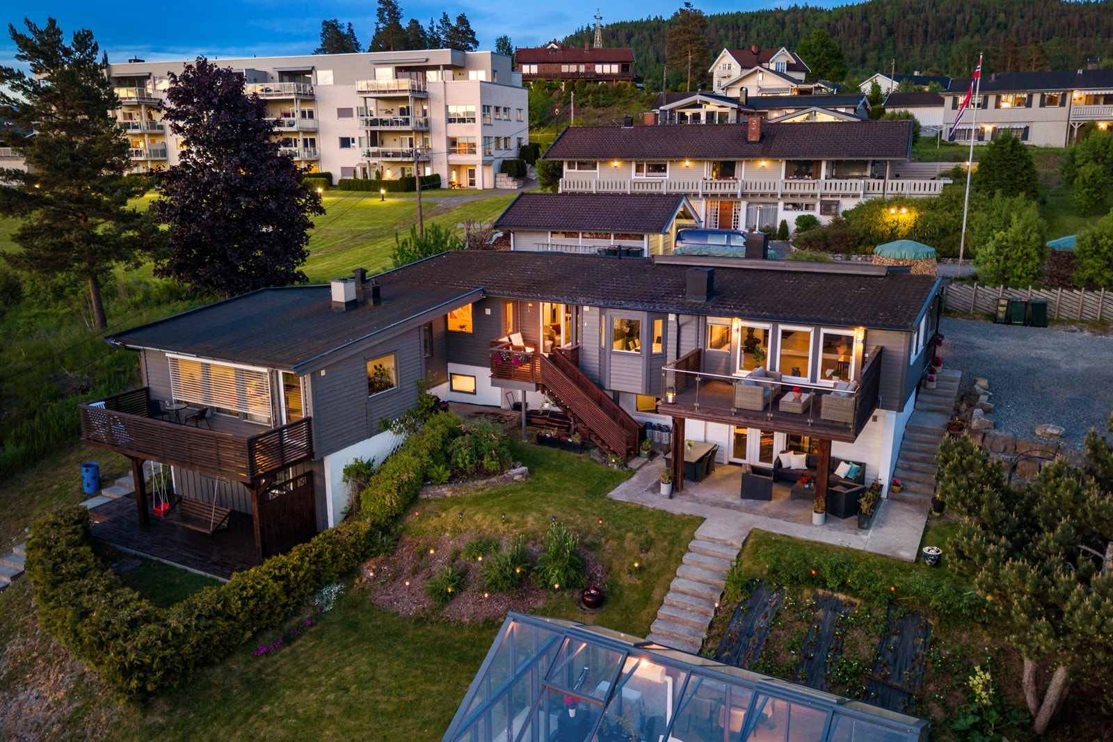 Oversikt over den pent opparbeidede hagen og de ulike bygningsdelene. Galleribilde