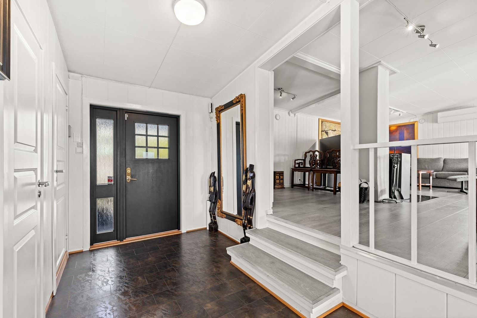 Hallen ønsker velkommen og har nivåforskjell med to trinn opp til stuen. Galleribilde
