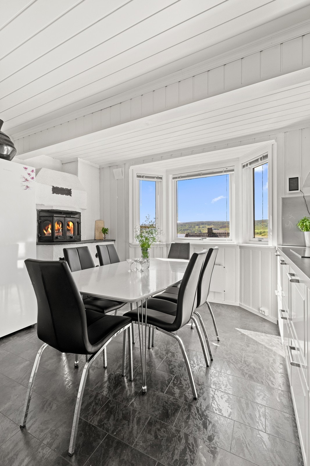 Spiseplassen har god plass til hele familien. Galleribilde