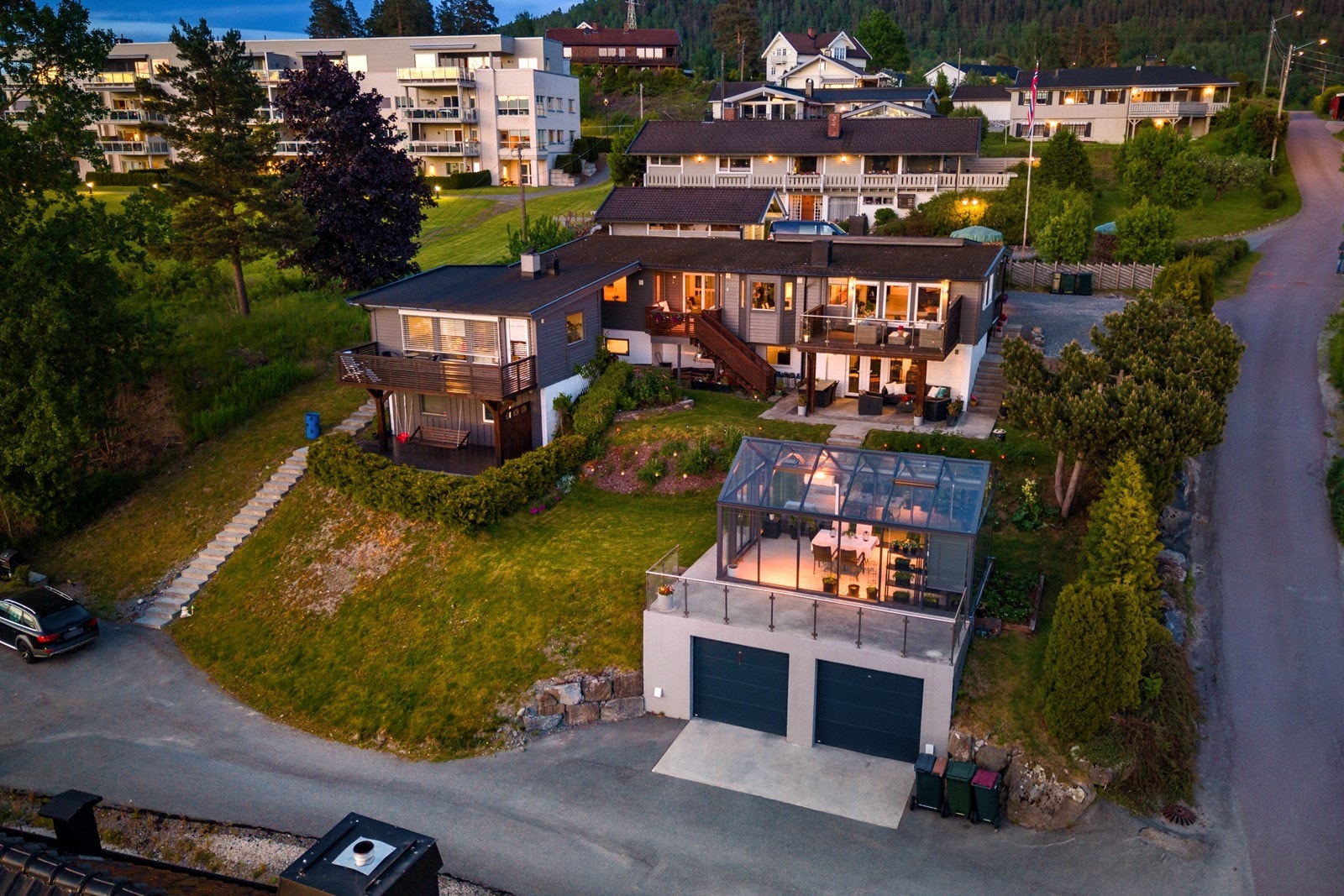Eiendommen har en nyere dobbeltgarasje på 37 m² med automatiske portåpnere, bygget i 2020. Galleribilde