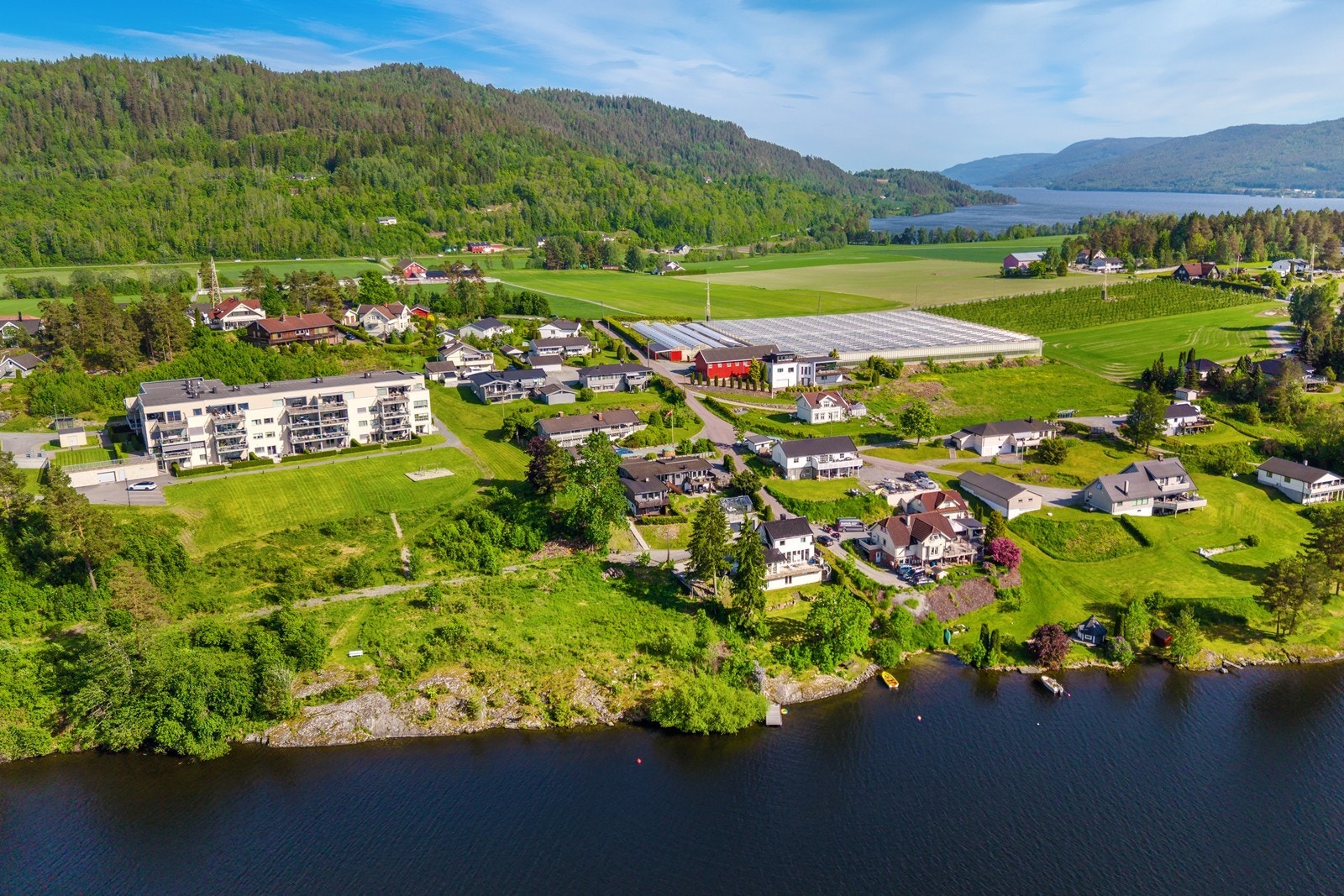 Området er preget av en blanding av boliger og landbruk. Galleribilde