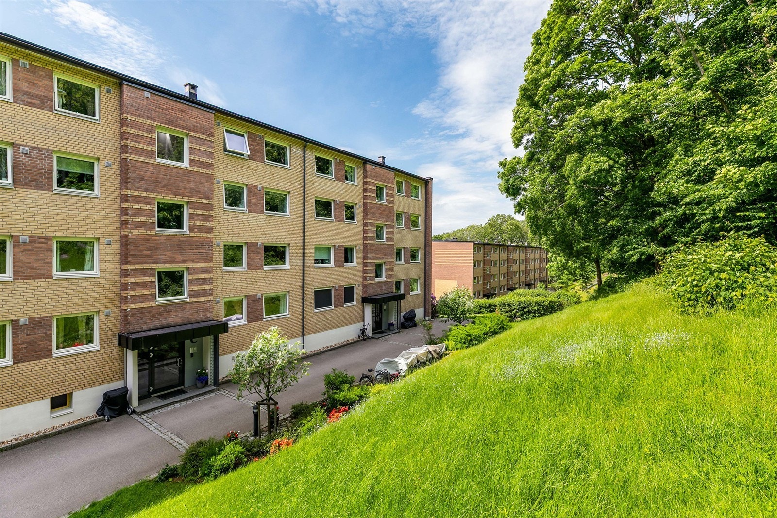 Hovedinngangen har porttelefon som betjenes fra leilighetens entré. Galleribilde