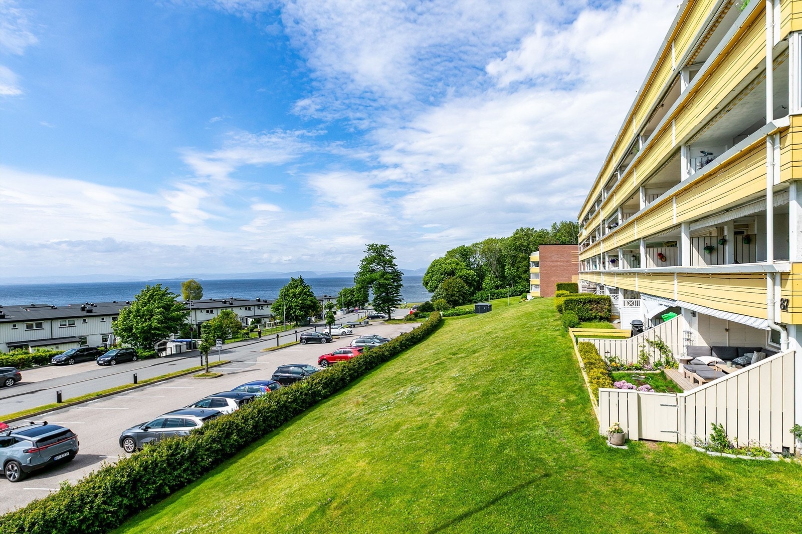 Fra leiligheten er det kun kort rusleavstand ned til idylliske Refsnesstranda, den nærmeste av et rikt antall badesteder på øya. Galleribilde