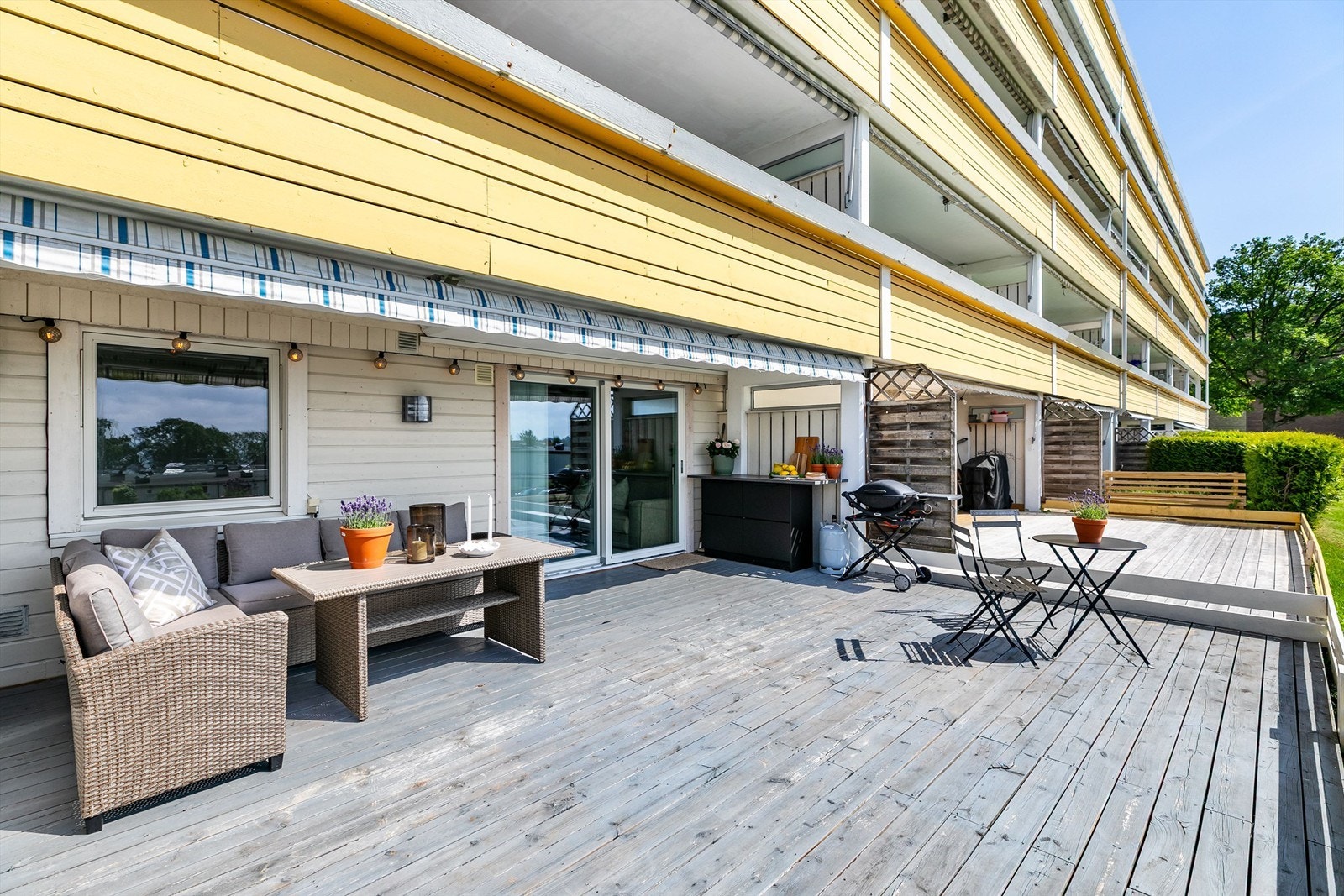 Sommerstid er solen på plattingen allerede fra rundt kl. 12 og nærmest helt til den går ned. Galleribilde