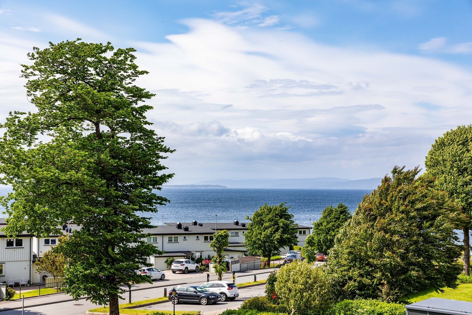 Utsikt fra terrassen til Oslofjorden og Hurumlandet - fremhevet med zoom. Fotograf; Børge Oppegård. Galleribilde