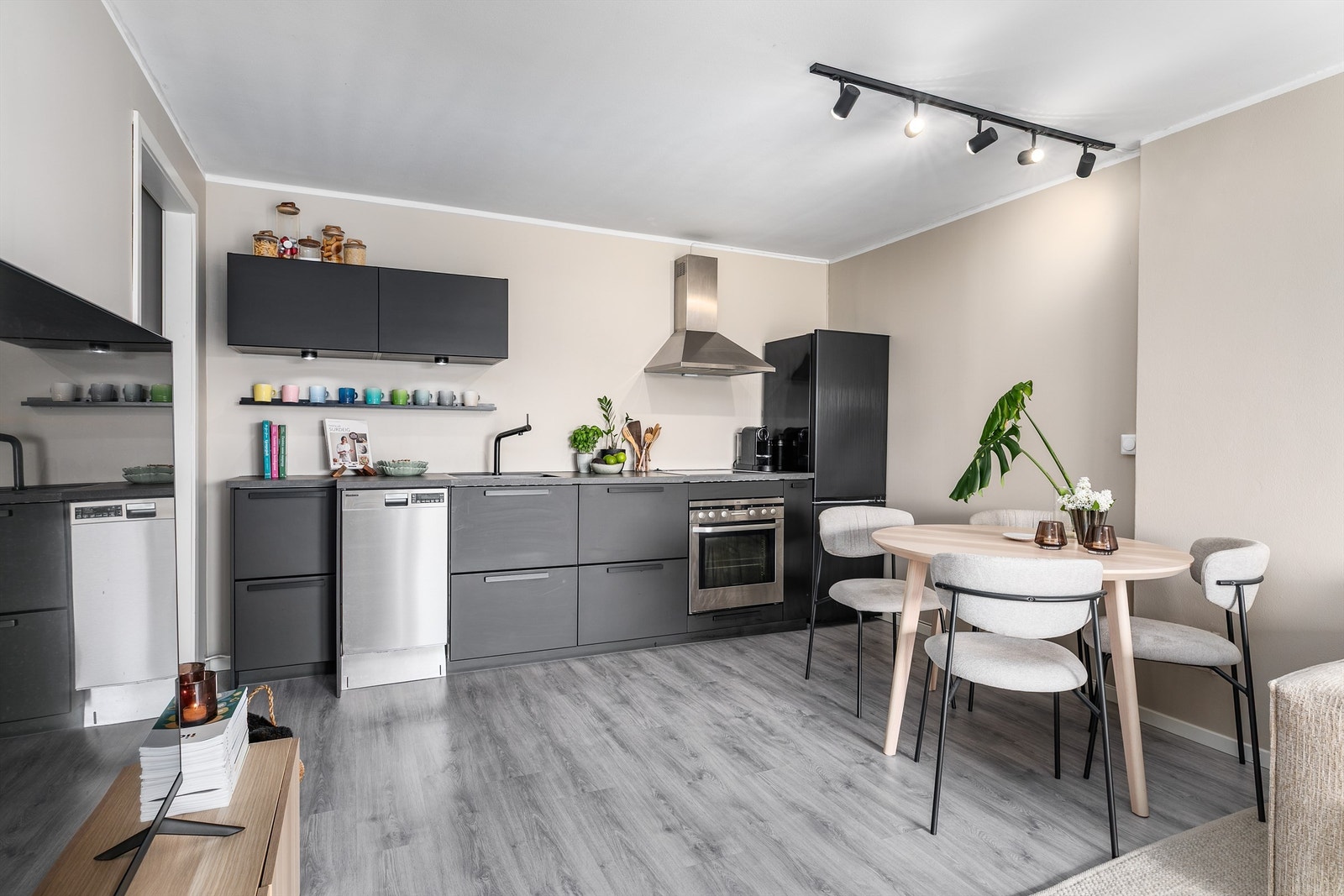 Kjøkkeninnredningen er en stilsikker og velholdt løsning fra IKEA. Galleribilde