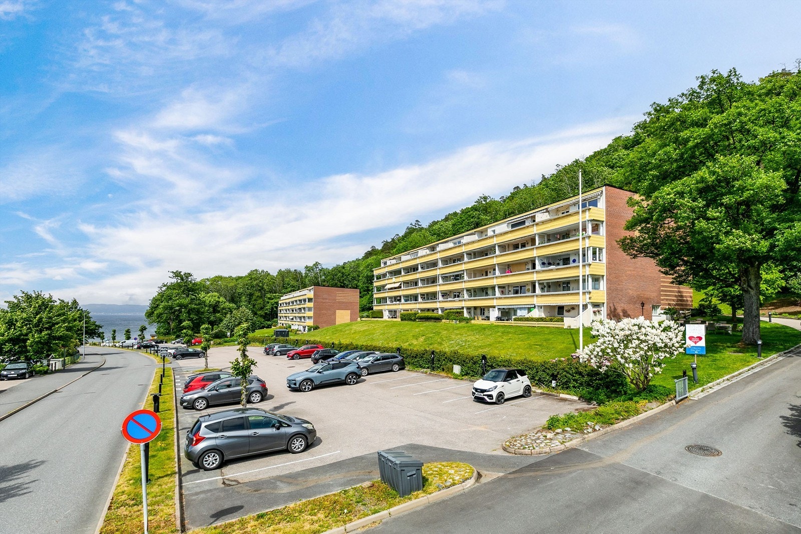 Borettslaget har biloppstillingsplasser som leies ut etter søknad og ventelister. Galleribilde