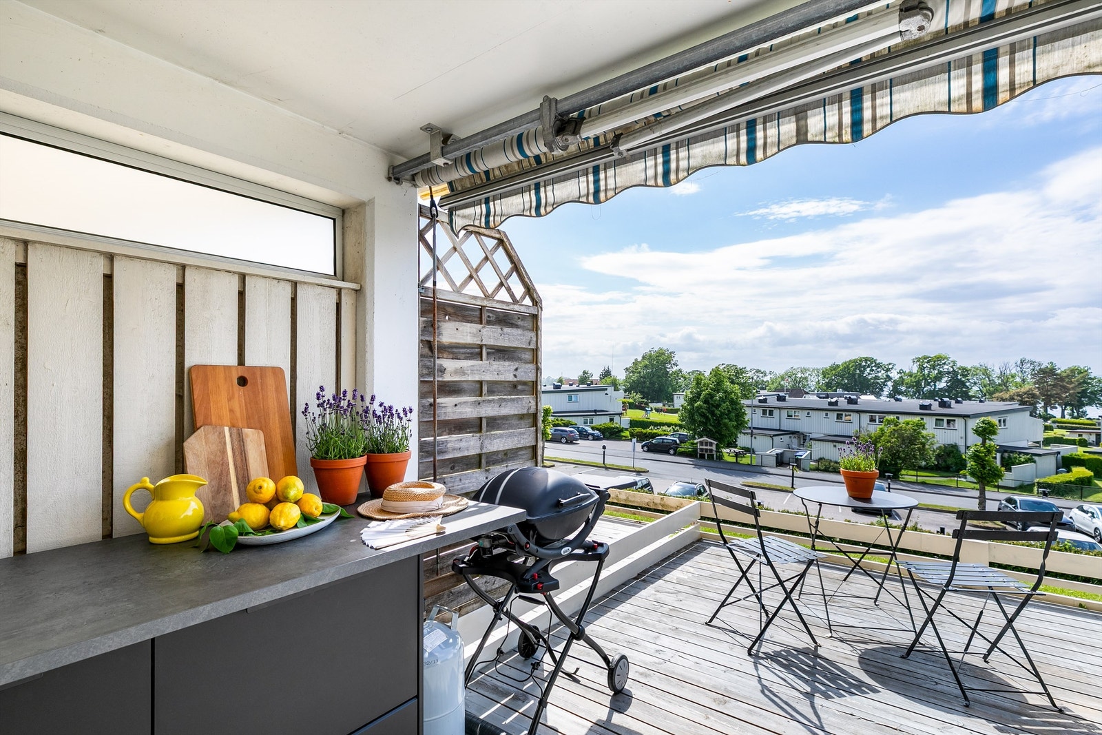 Den over 30 kvm. store plattingen er perfekt for soling og grilling i ettermiddagssolen. Galleribilde