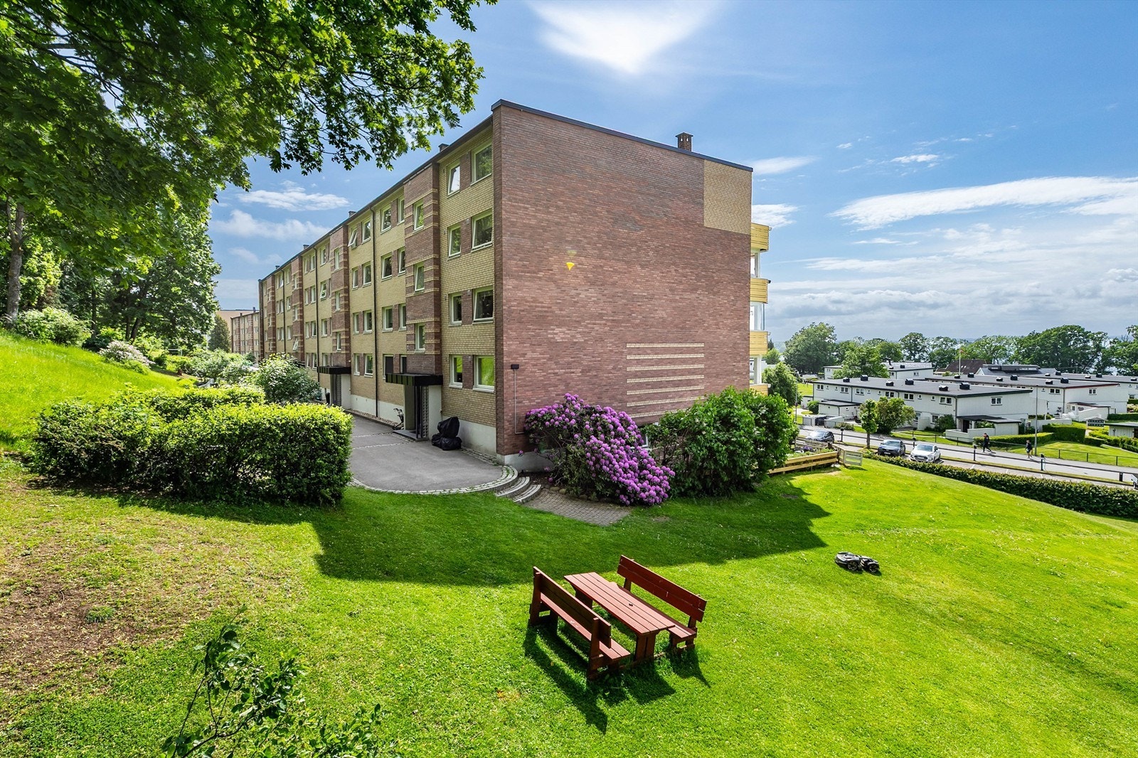 Parkmessige og velstelte grøntarealer omgir alle blokkene langs Refsnesalleen. Galleribilde