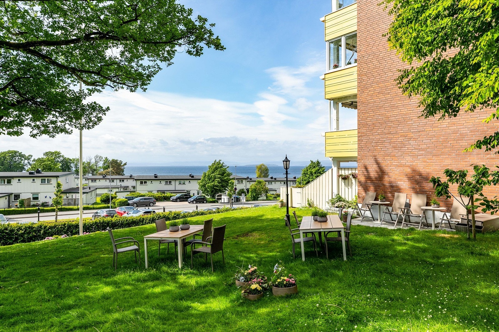 Få om noen andre boligområder langs fjorden kan vise til en tilsvarende beliggenhet som Refsnes når utsikt, solforhold og nærhet til sjøen tas med i betraktning. Galleribilde