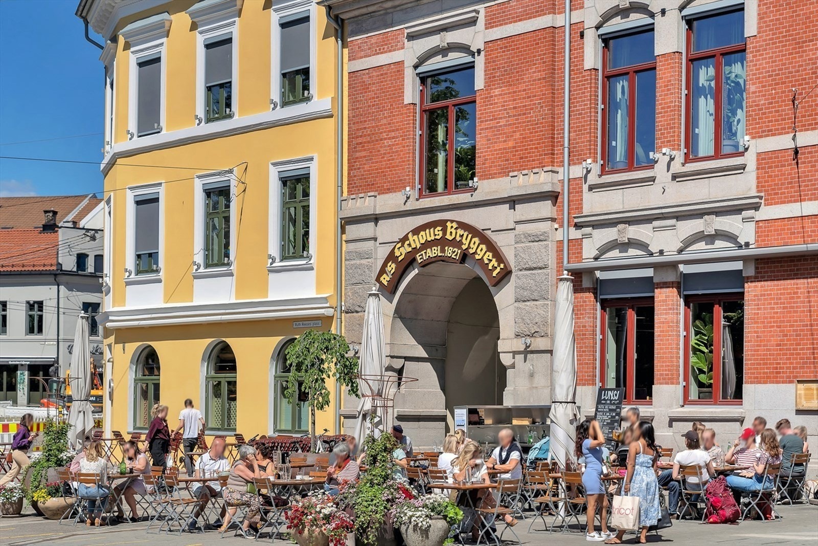 Schous Plass og bryggeriet er et populært samlingspunkt, kun få minutter unna. Galleribilde