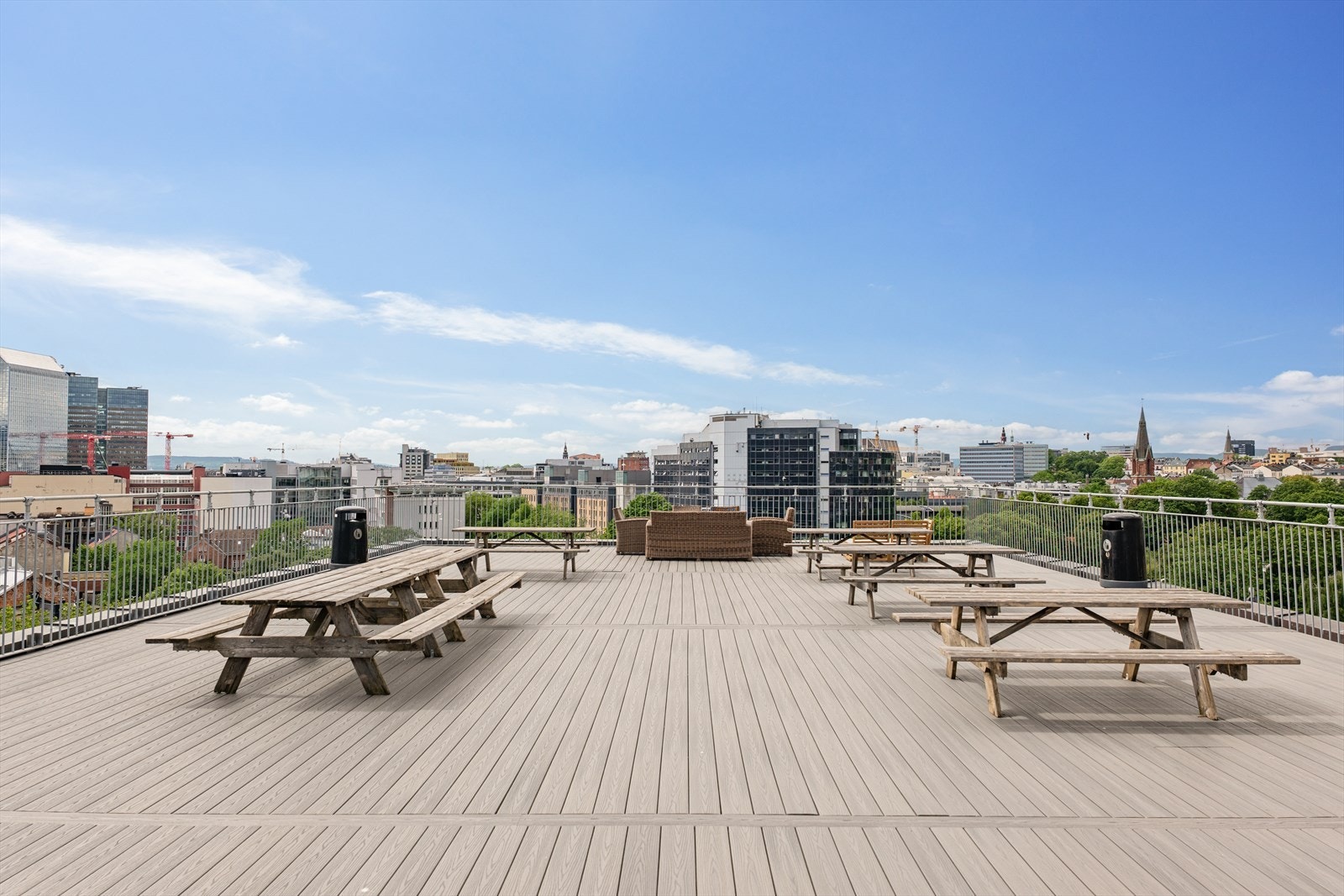 Borettslaget har en stor, felles takterrasse i 9. etasje med rikelig med sittegrupper. Galleribilde