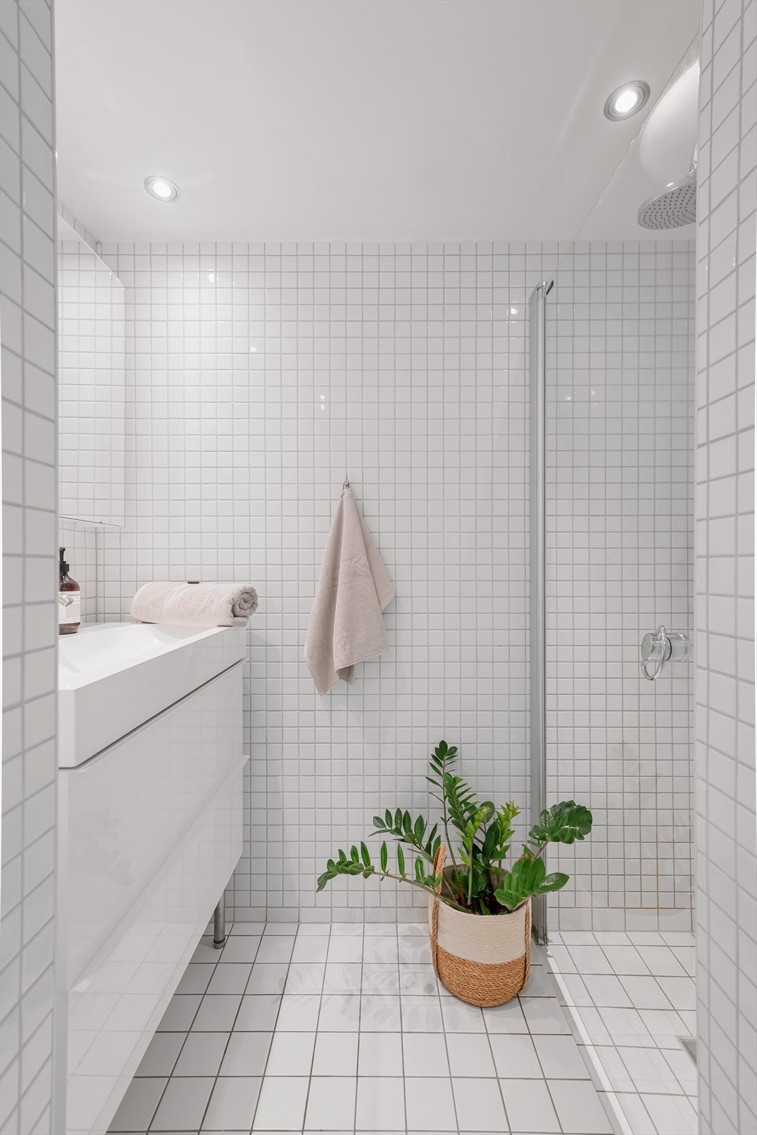 Flislagt baderom med gulvvarme og innfelte downlights i himlingen. Galleribilde