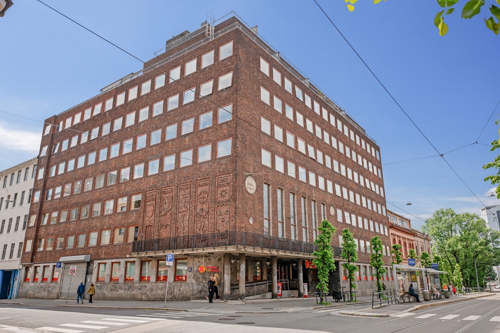 Leiligheten ligger i 5. etasje i det historiske bygget kjent som Akers "rådhus" som ble omgjort til boliger i 2005. Galleribilde