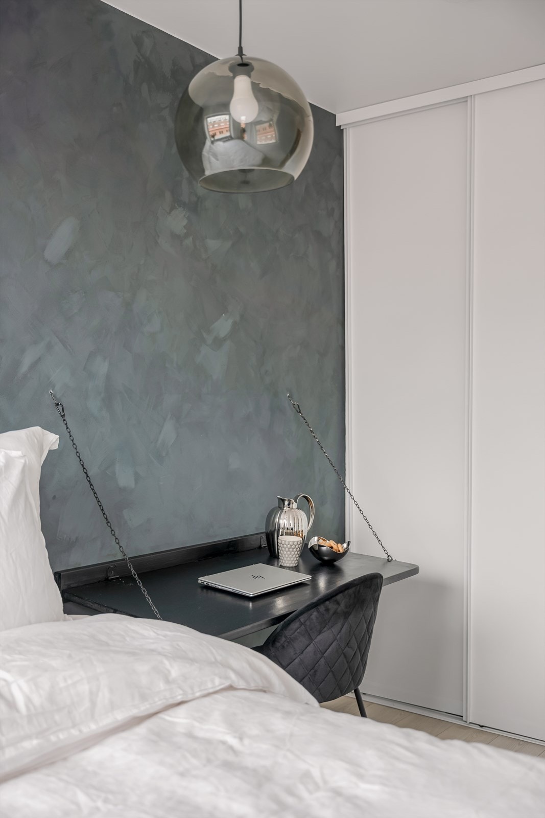 Ny skyvedørsgarderobe fra 2018 gir rikelig med oppbevaringsplass. Galleribilde