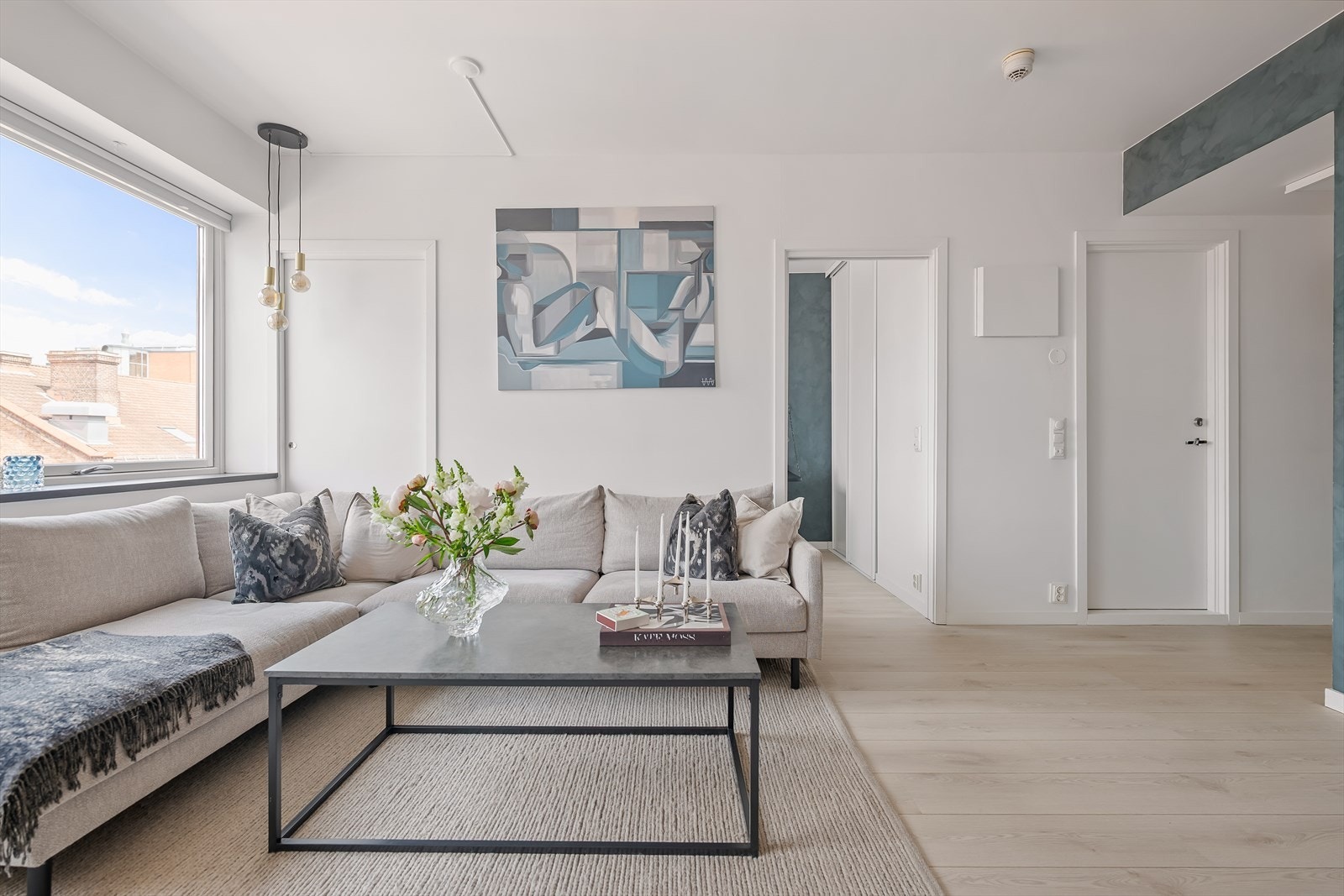 Stuen har god plass til både sofagruppe og spisebord. Galleribilde