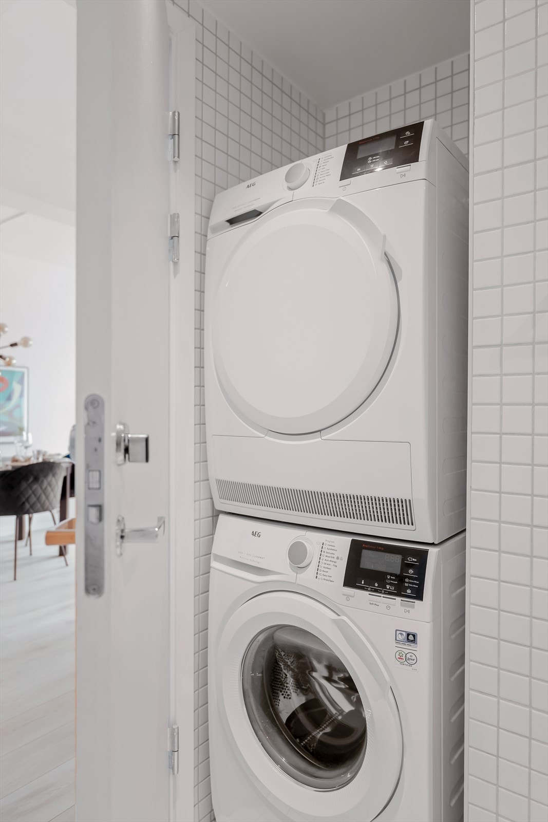 Det er montert praktisk opplegg for vaskemaskin og tørketrommel på badet. Galleribilde