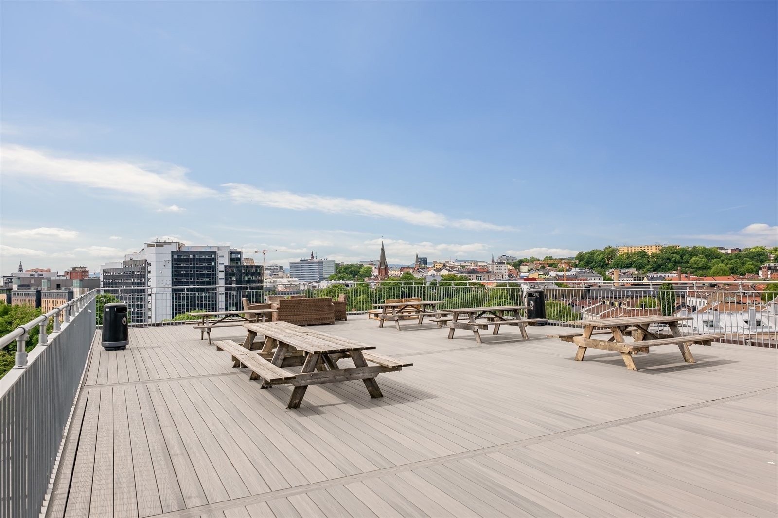 Som beboer i borettslaget har du blant annet tilgang til en felles takterrasse i 9. etasje med fantastisk panoramautsikt over byen. Galleribilde
