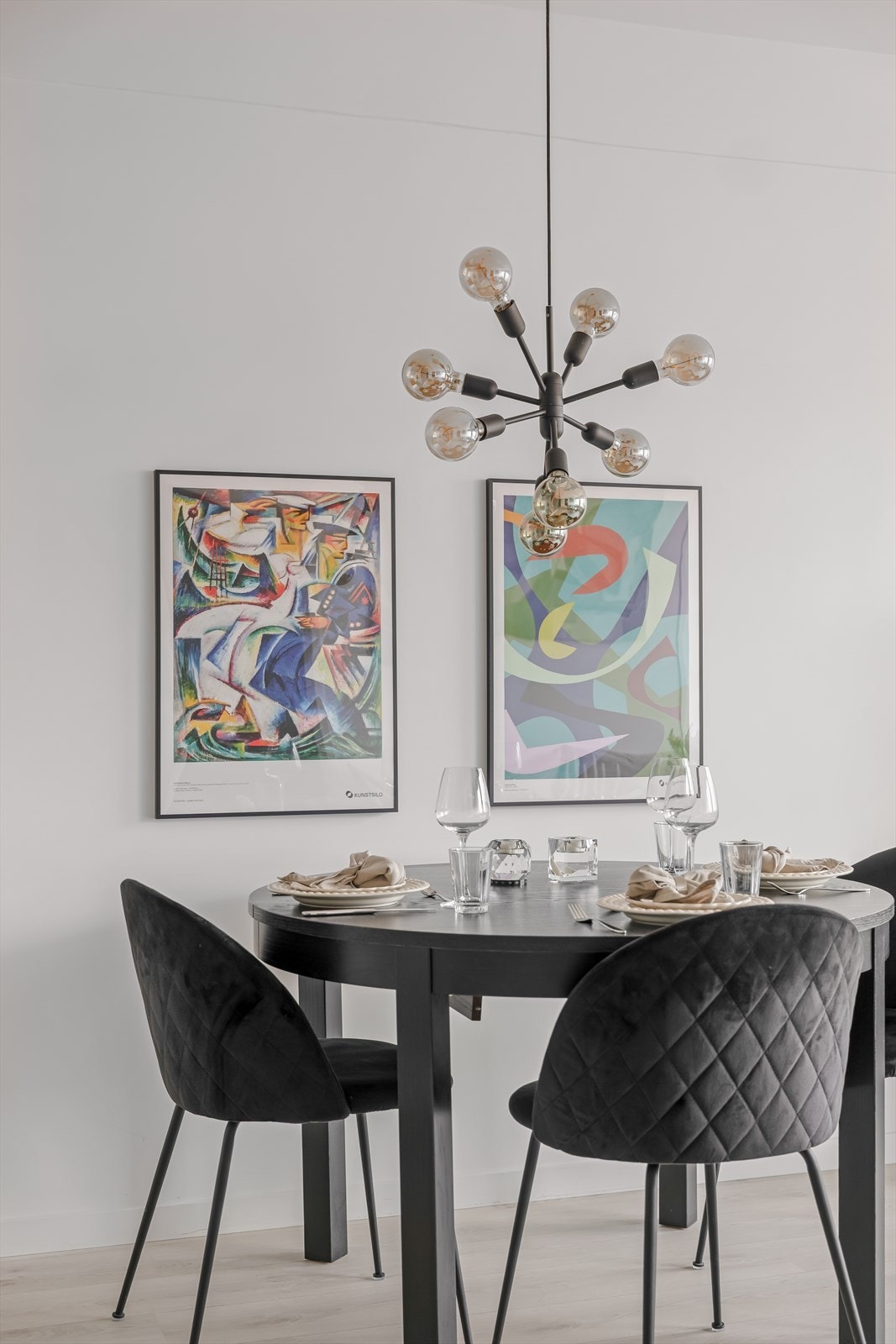 Det er gjennomgående tidsriktig stil med moderne overflater fra 2018. Galleribilde