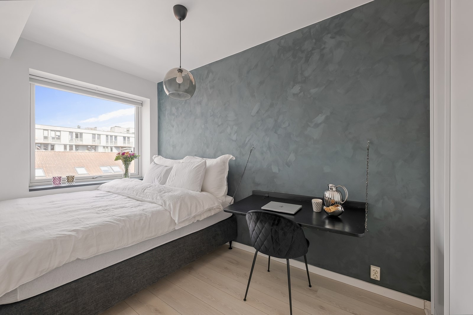 Soverommet har plass til dobbeltseng og en smart, vegghengt arbeidsplass. Galleribilde