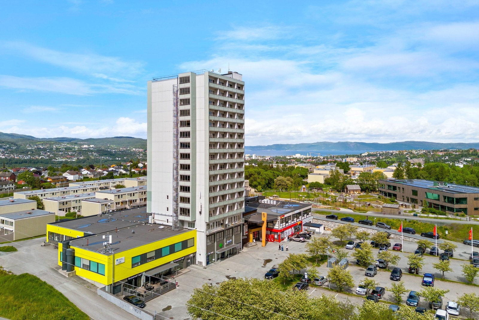 Her bor du med umiddelbar nærhet til Risvollan-senteret og alle hverdagens servicetilbud - et perfekt valg for deg som ønsker en moderne, lettstelt og komfortabel bolig. Galleribilde