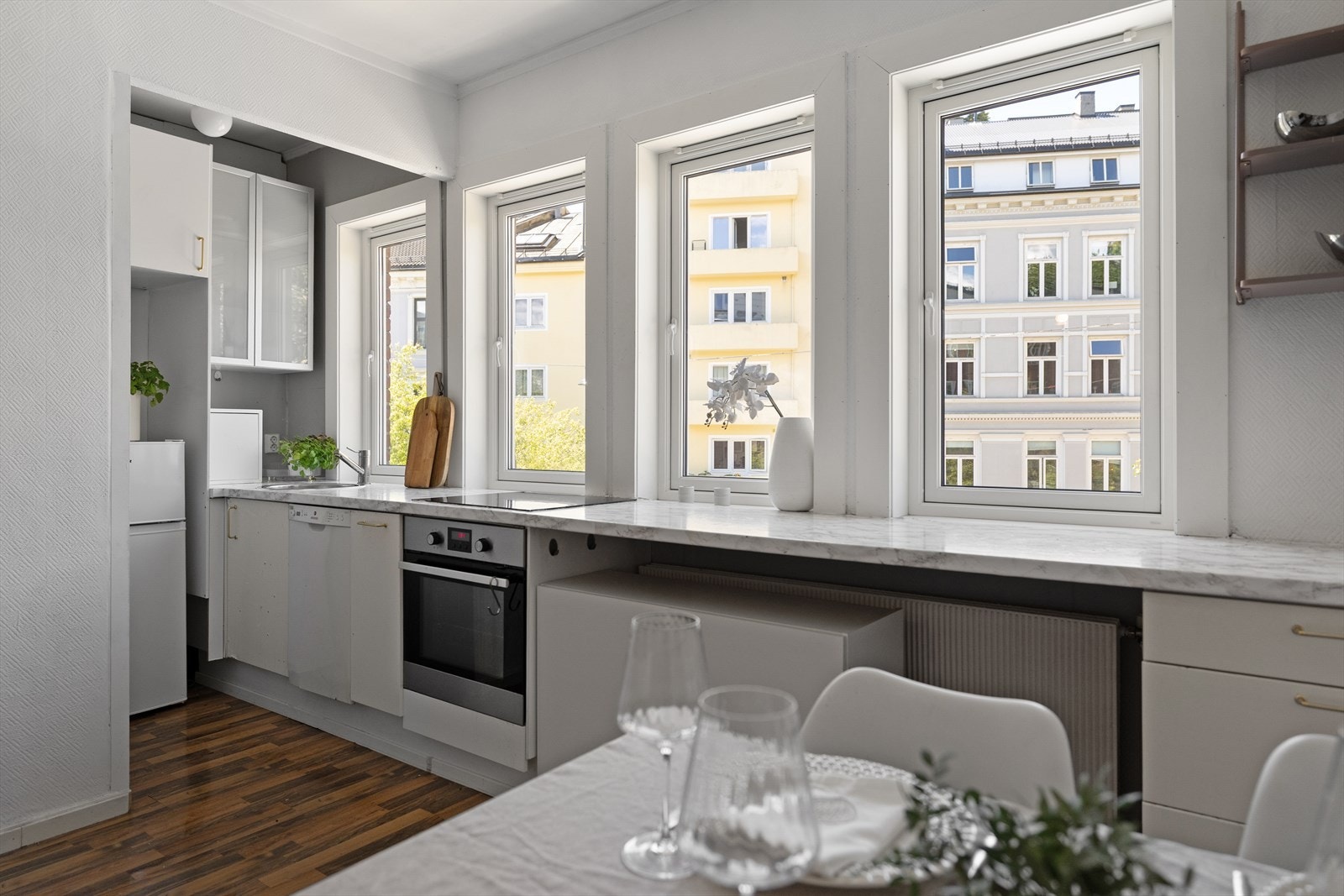 Pen kjøkkeninnredningen med slette fonter og benkeplate i laminat. Galleribilde