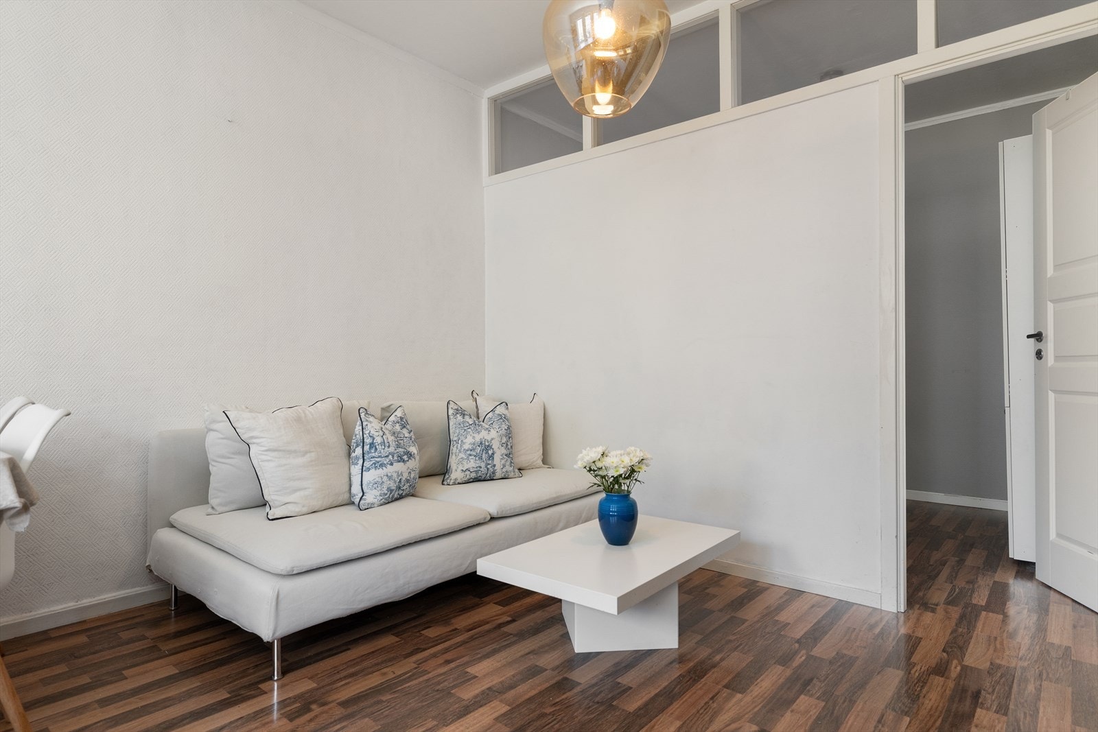 I stuen er det plass til både sofagruppe og spisebord. Galleribilde