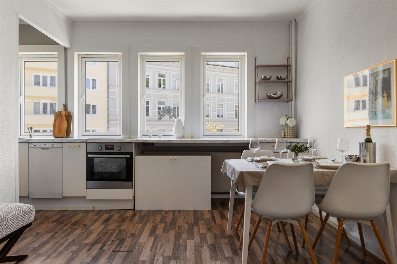 De store vindusflatene slipper inn rikelig med naturlig lys og kombinert med den gode takhøyden gir leiligheten en åpen og luftig romfølelse. Galleribilde