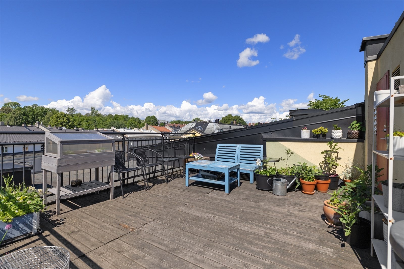 Takterrassen er innredet med flere sittegrupper. Galleribilde