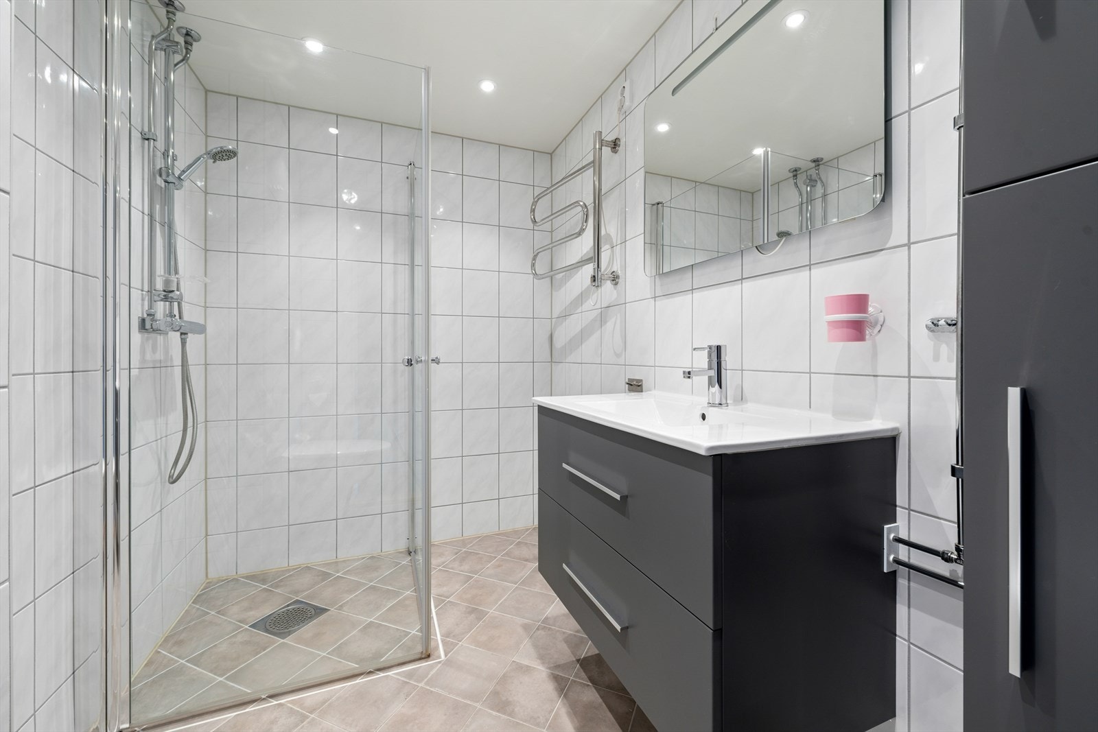 Badet er innredet med servant, toalett og praktisk dusjhjørne med glassvegger. Galleribilde