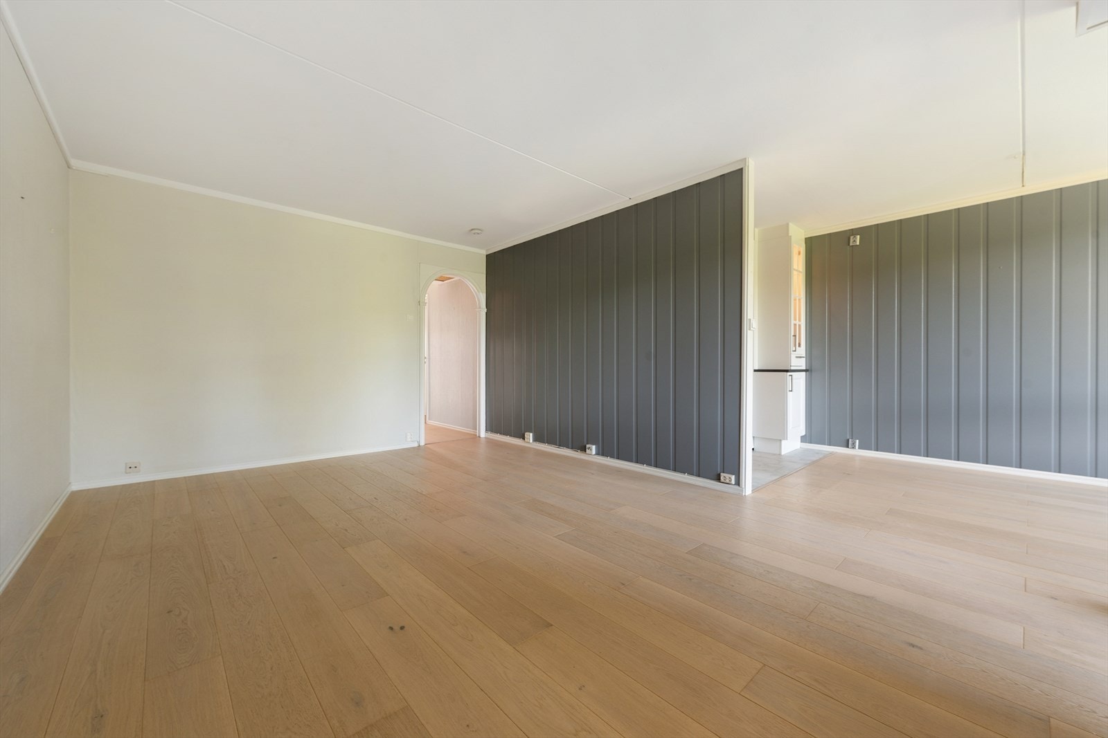 Det ble lagt nytt gulv i stue, kjøkken og gang ca. 2018. Varmtvann og internett er inkludert i felleskostnadene. Galleribilde