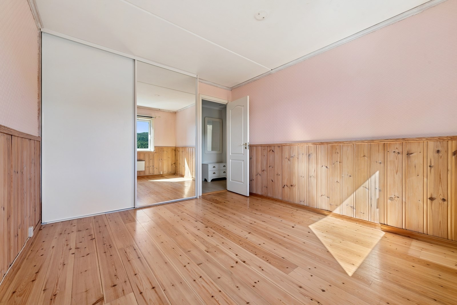 Soverommet har praktisk skyvedørsgarderobe som medfølger salget. Galleribilde