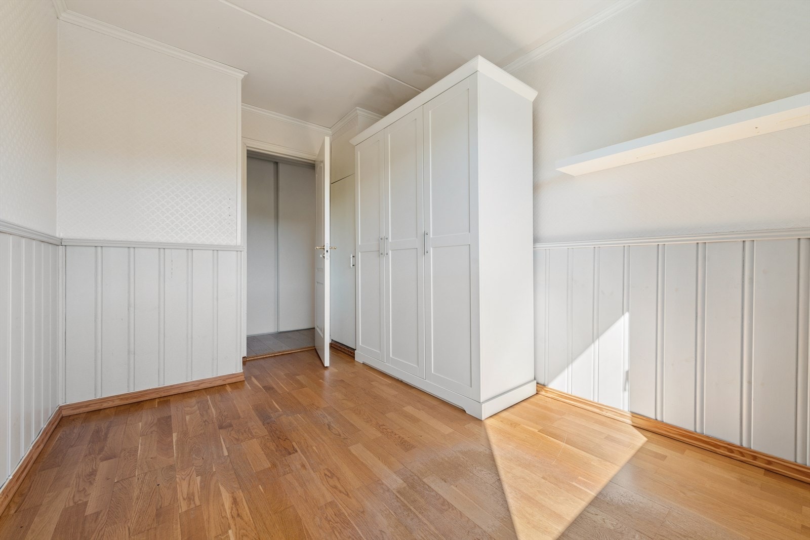 Rommet er lett møblerbart med plass til seng og det du ellers måtte ønske. Garderobeskapet medfølger salget. Galleribilde