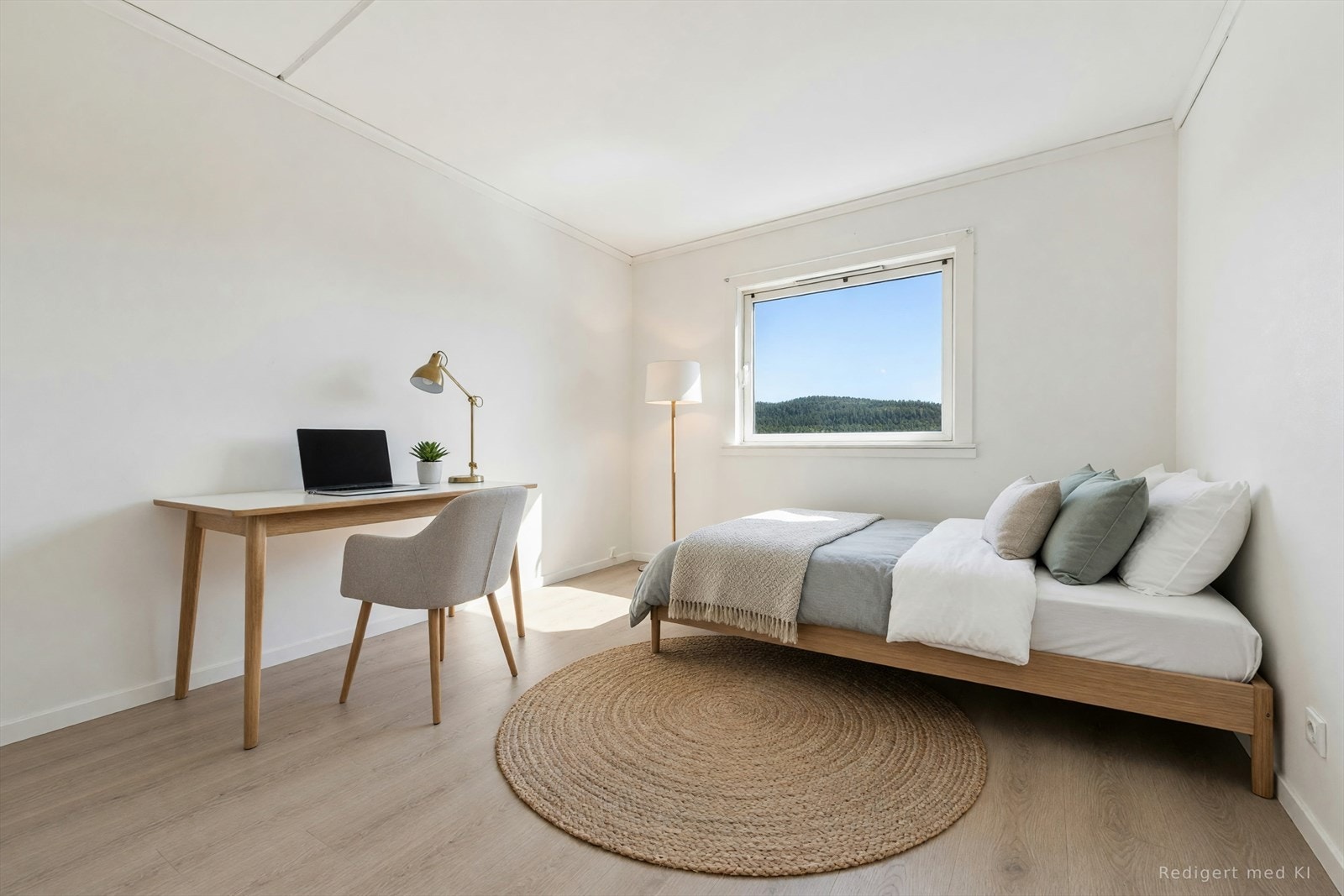 Soverom III har også gode møbleringsmuligheter og fint lysinnslipp fra vindu (Bilde er redigert med KI). Galleribilde