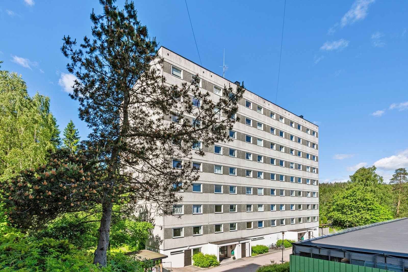 Leiligheten ligger sentralt i et etablert og populært boligområde på Ammerud med marka som nærmeste nabo. Galleribilde