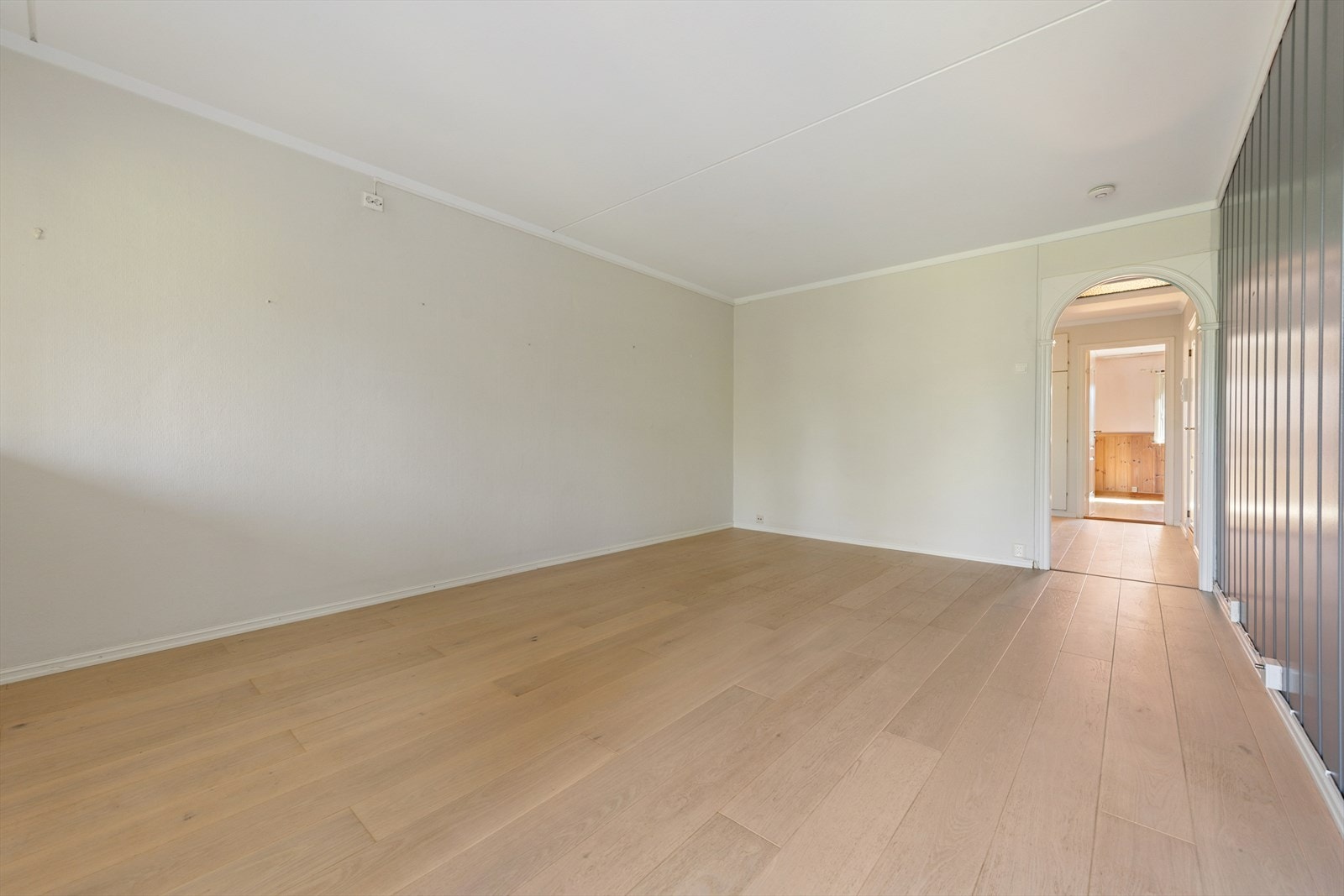 Stuen har god planløsning med fleksible soner for både sofa- og spiseplass, perfekt for hyggelige sammenkomster. Galleribilde