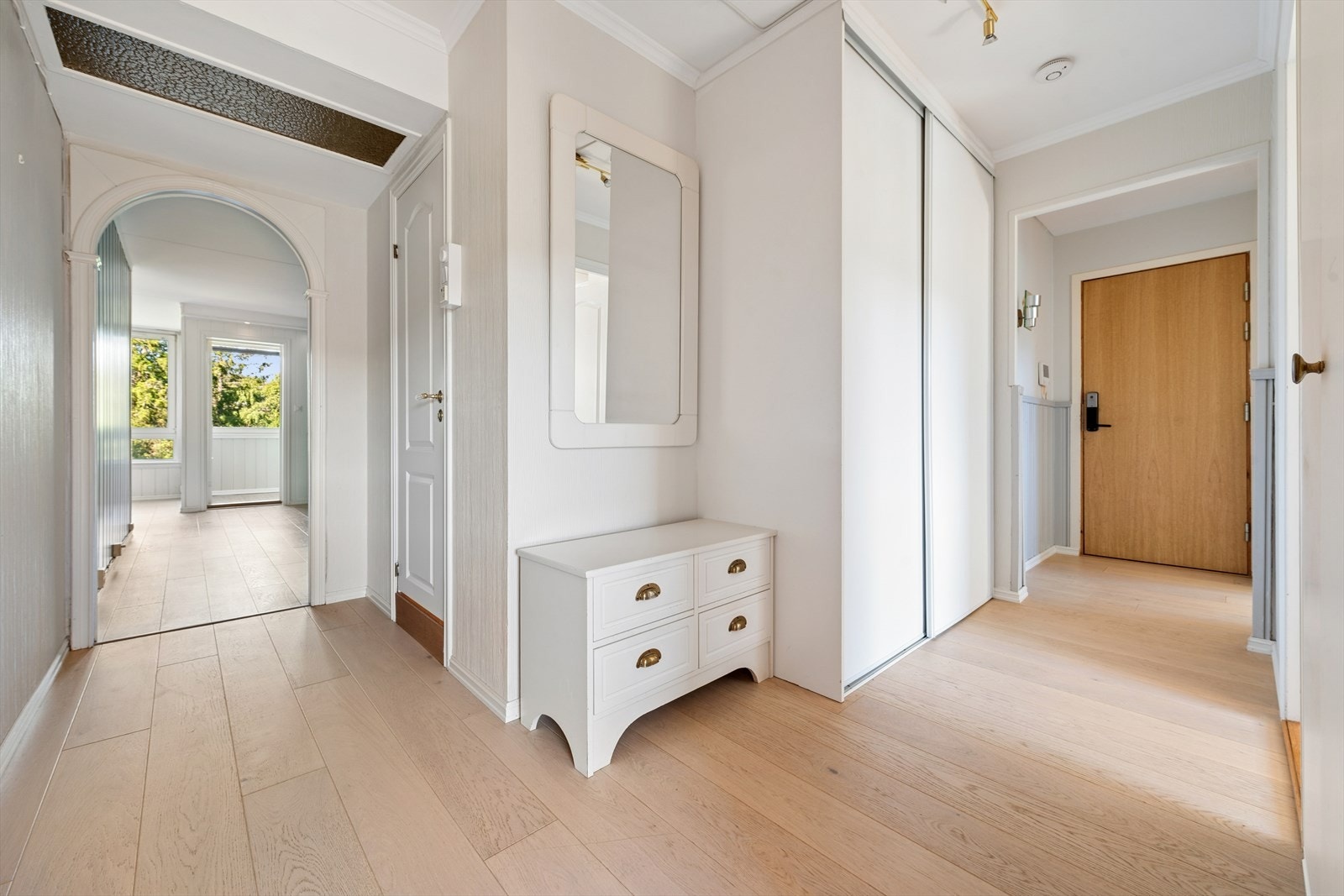Innbydende entré med god plass til oppbevaring og praktisk garderobeløsning med skyvedører. Galleribilde