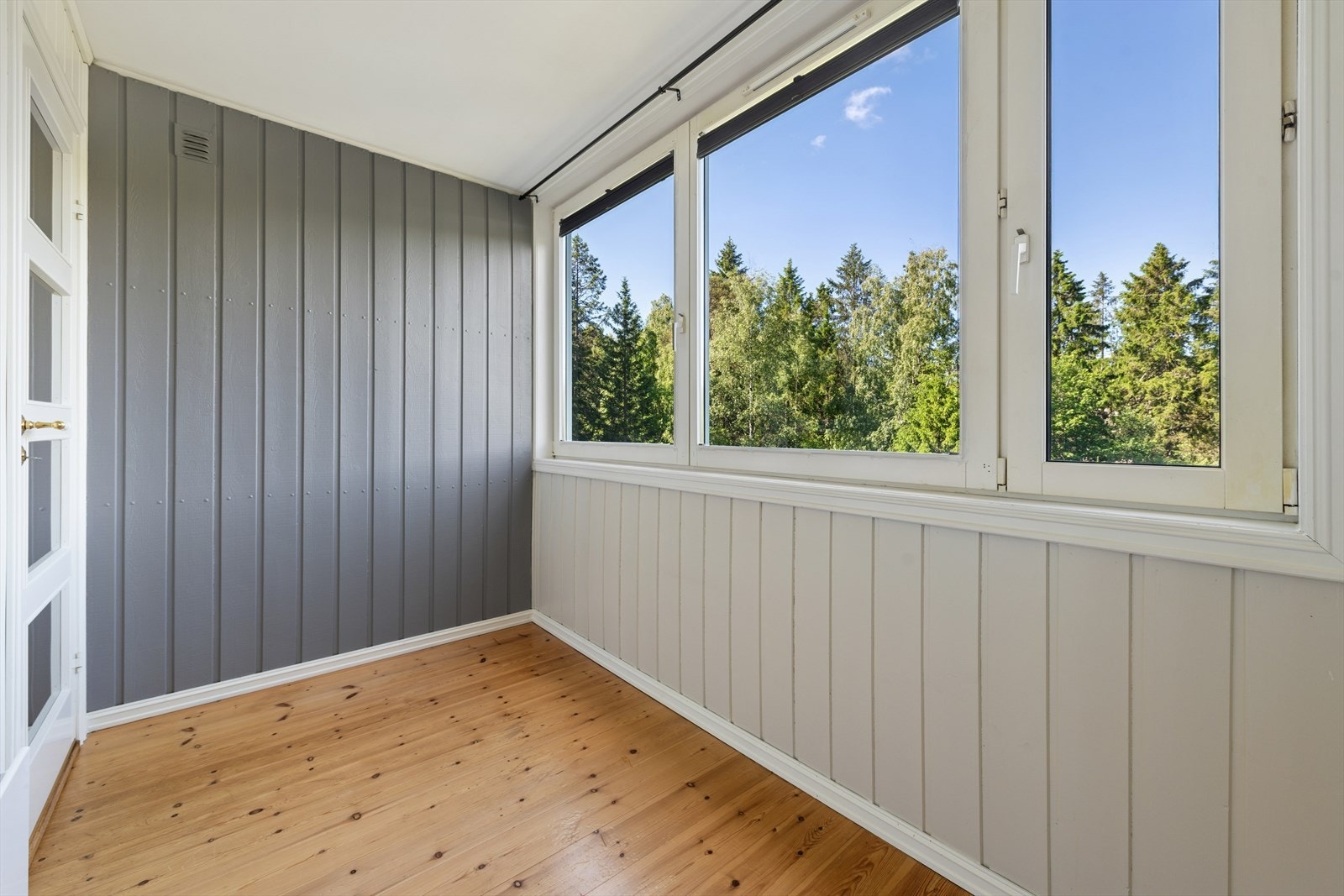 Innglasset balkong på ca. 5,4m² med adkomst fra stuen. Et hyggelig og skjermet uterom som forlenger sesongen. Galleribilde
