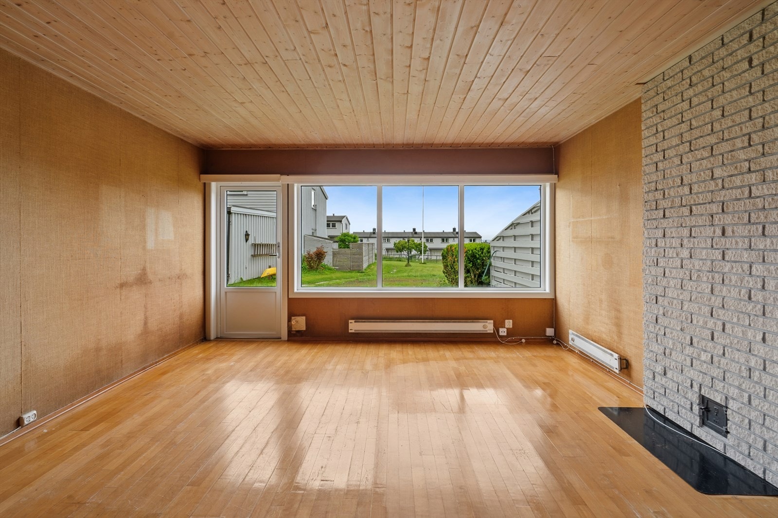 Stuen og spisestuen er romslige og har god plass til både spisegruppe, sofa og annet møblement, noe som gir fleksibilitet i møbleringen. Galleribilde