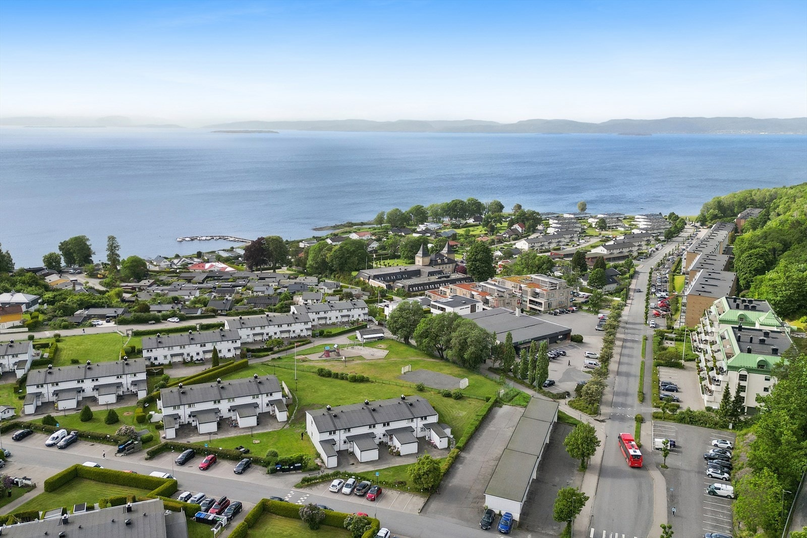 Velkommen til Engfaret 3A på vakre Refsnes! Enderekkehus med kort gange til sjøen, butikk, barnehage og skole. Galleribilde