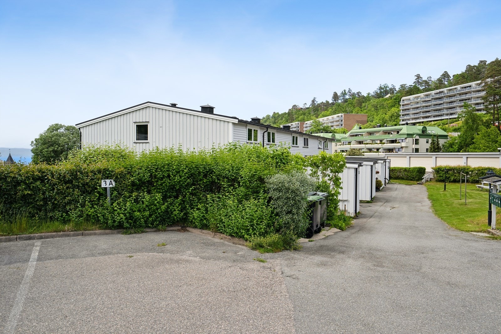 Parkeringsplass like utenfor boligen. Galleribilde